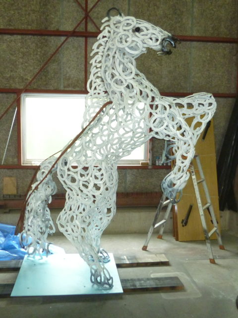 馬のオブジェ除幕式